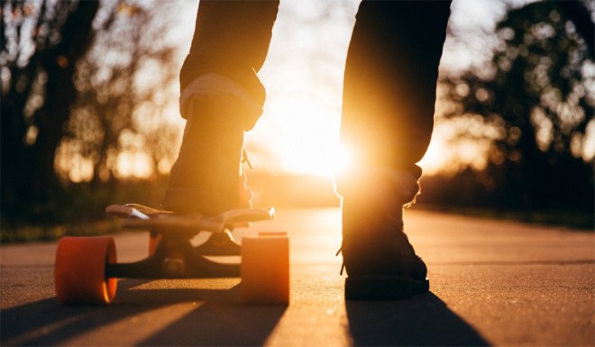 Skateboard Fahrer im Morgengrauen