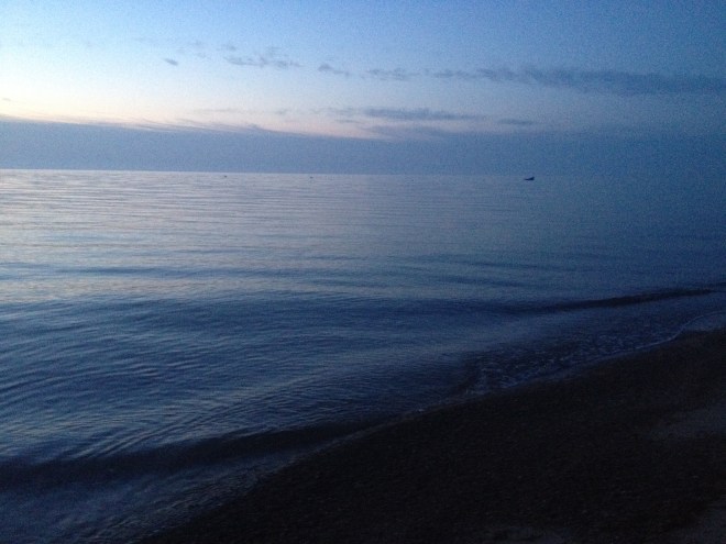 Blauen Himmel am Meer